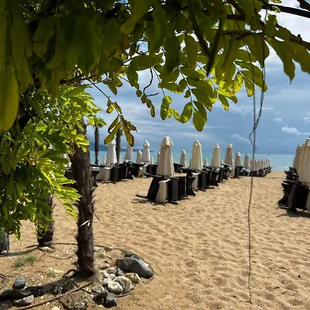 Апартаменты Oasis Vip Club - Boutique On The Beach Itself *